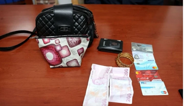 Jandarma İz Sürüp Çantanın Sahibini Buldu