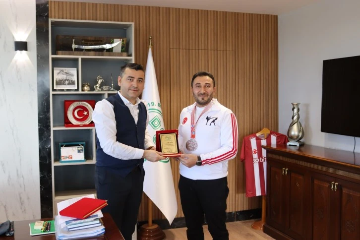 Başarılı Sporcuları Ödüllendirdi