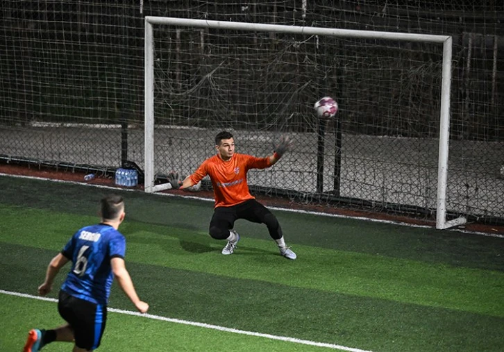 Ücret Karşılığı Halı Sahada Maça Çıkıyor