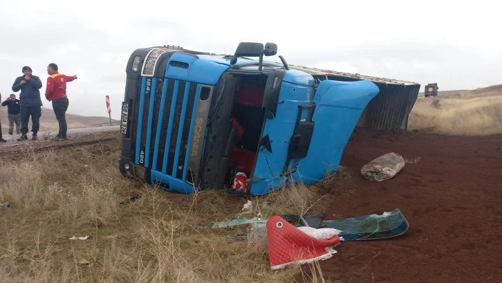 Sivas'ta Demir Tozu Yüklü TIR Devrildi