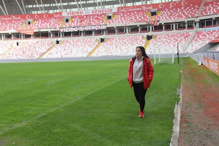 Türkiye’nin Tek Kadın Stadyum Anonsçusu: Sivasspor Aşığı Ela