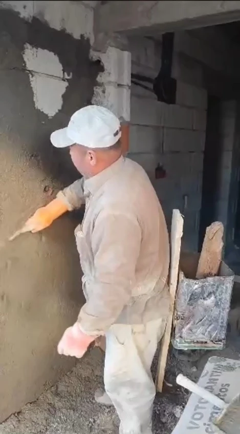 Sivas’ta Sırtına Sobasını Bağladı, Sıvasını Yaptı