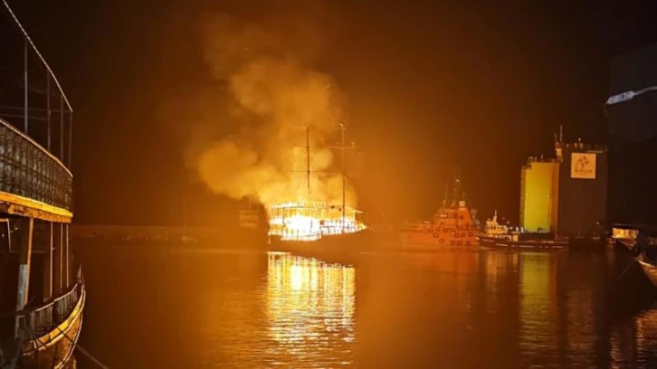 Limanda Çıkan Yangında Yat Battı