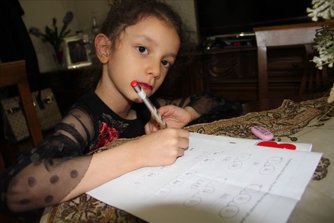 MUCİZE BEBEK AZRA´nın HAYALİNİ DOKTORLUK SÜSLÜYOR