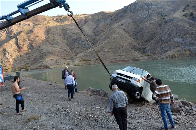 PARK HALİNDEKİ MİNİBÜS BARAJ GÖLETİNE DÜŞTÜ