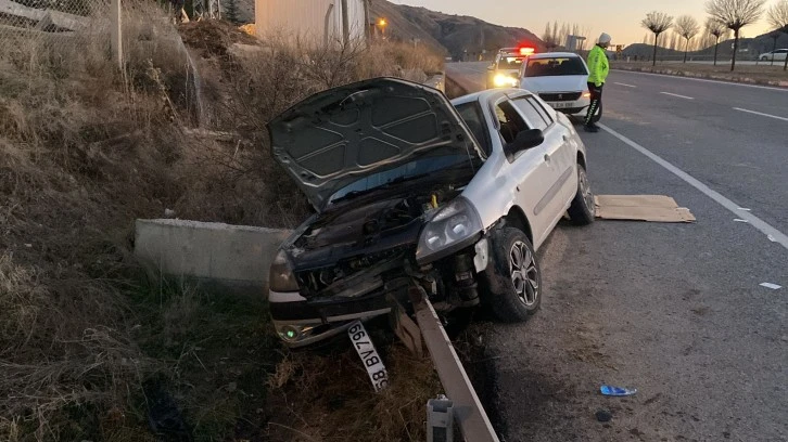 Sivas’ta Otomobil Bariyerlere Saplandı: 4 Yaralı