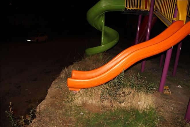 ÇOCUK OYUN PARKINDAKİ BOŞLUK TEHLİKE OLUŞTURUYOR