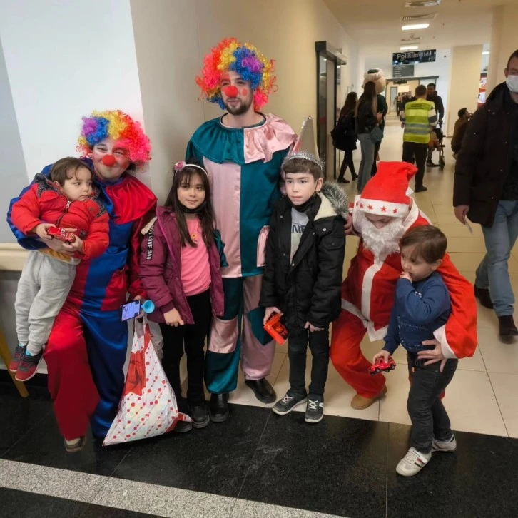 Hasta Çocukları Sevindirdiler