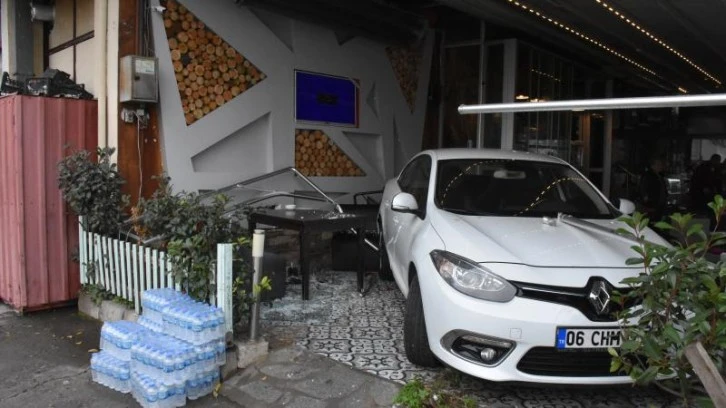 Otomobil Kafeye Daldı