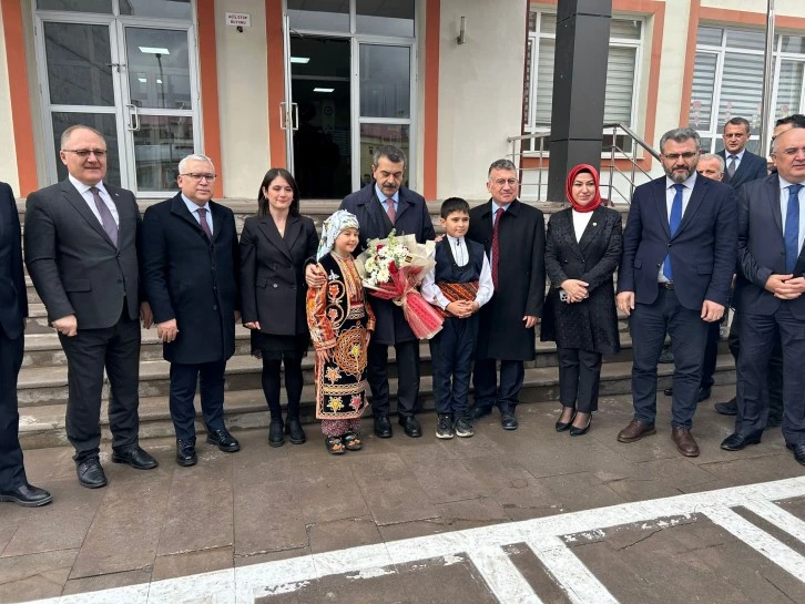 Bakan Tekin’i Öğrenciler Çiçeklerle Karşıladı