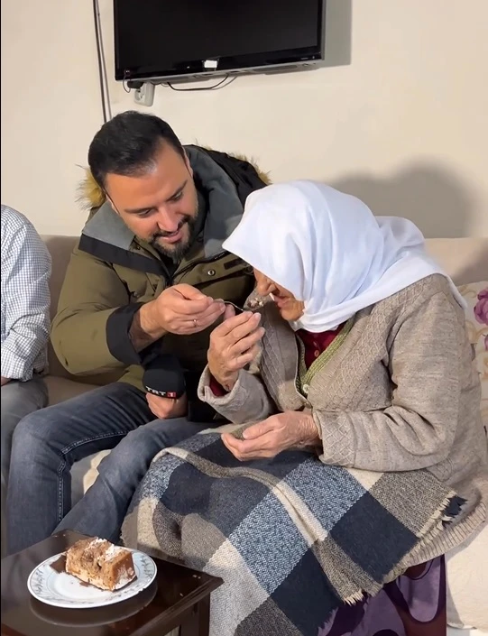 Ünlü Sanatçı Sivas’a Geldi, Sultan Anaya Elleriyle Pasta Yedirdi