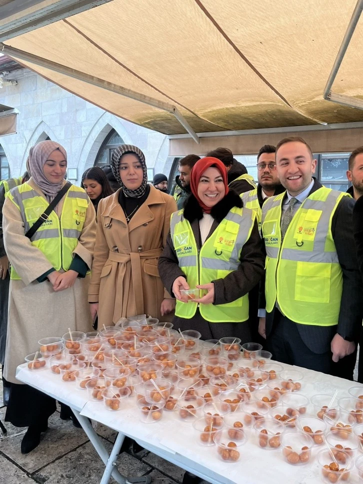 AK Parti Gençlik Kolları Lokma Dağıttı