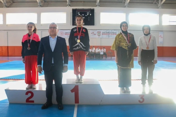 Madalyalar Vali Şimşek’ten