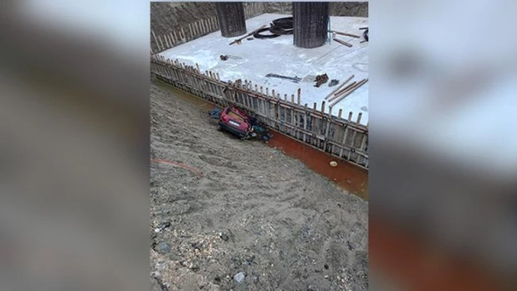 Otomobil Çukura Düştü: 3 Ölü