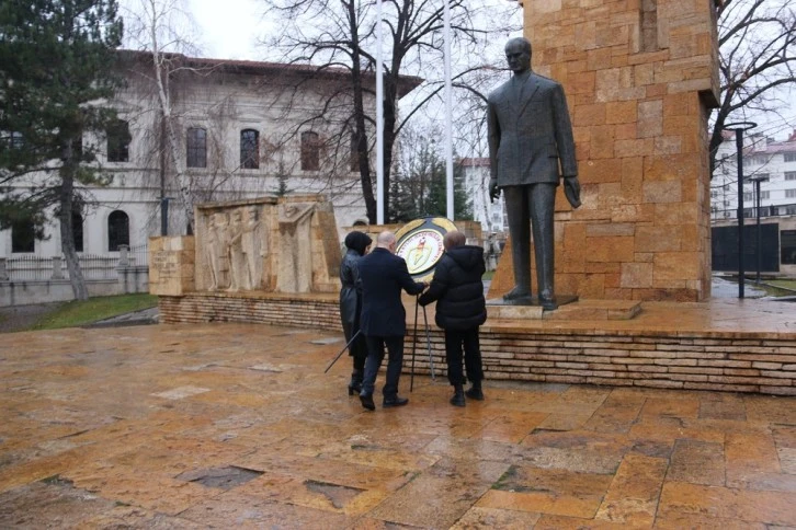 Sivas 4 Eylül Cemiyeti’nden Anıta Çelenk