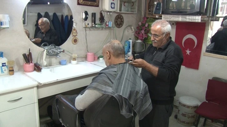 34 Yıldır Kerpiç Dükkânda Berberlik Yapıyor   