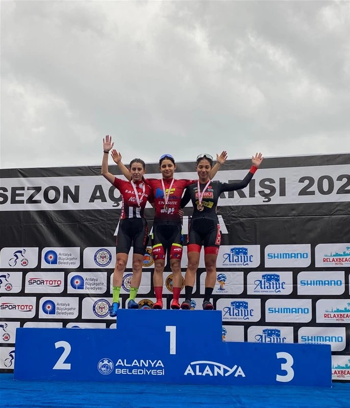 Sivaslı Sporcular Madalyayı Kaptı