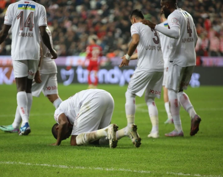 Golünü Attı Secdeye Gitti