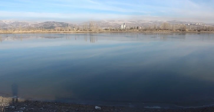 Sivas'ta O Gölet Kısmen Buz Tuttu