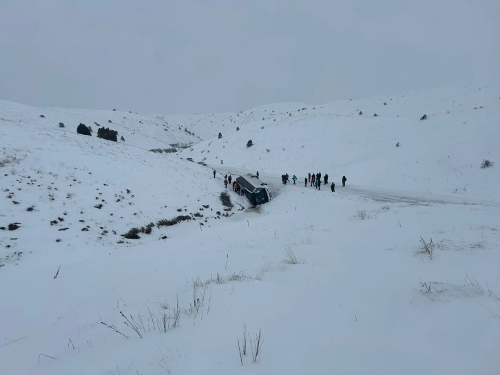 Sivas'ta Otobüs Devrildi: 20 Yaralı