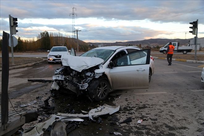 OTOMOBİL TIR İLE ÇARPIŞTI: 5 YARALI