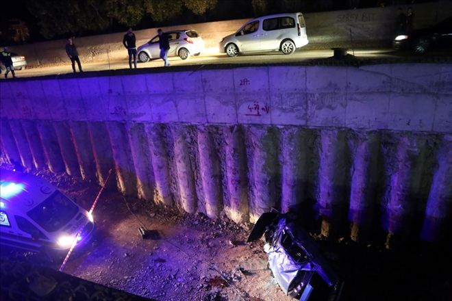 OTOMOBİL İNŞAAT HALİNDE ALT GEÇİDE DÜŞTÜ: 1 ÖLÜ, 4 YARALI