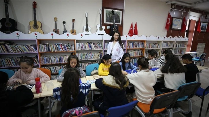 Sibel Öğretmen Tatilde de Öğrencileriyle