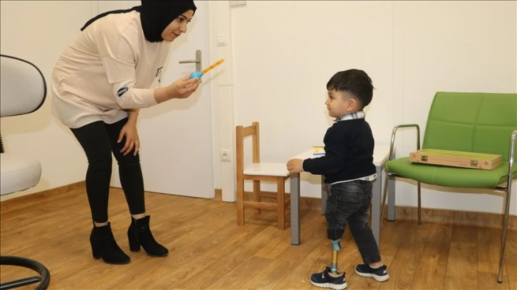 Minik Depremzede Protez Bacakla Yürüyor