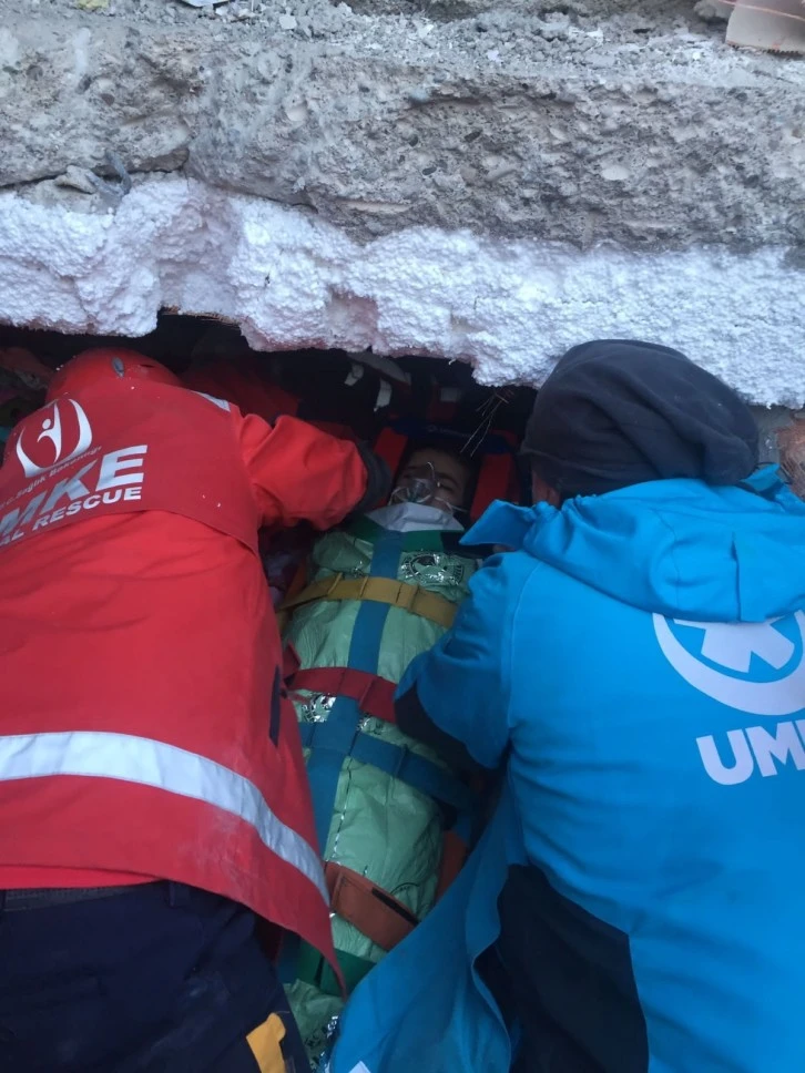 Depremin Yaralarını Sardılar