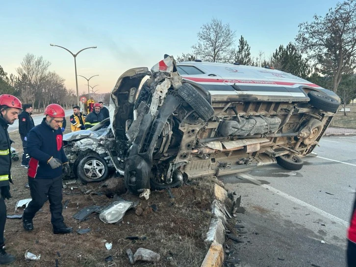 Sivas'ta Feci Kaza: 2'si Sağlık Personeli, 3 Yaralı