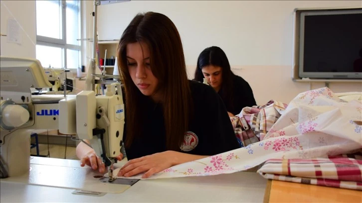 Okulların Nevresim İhtiyacını Karşılıyorlar