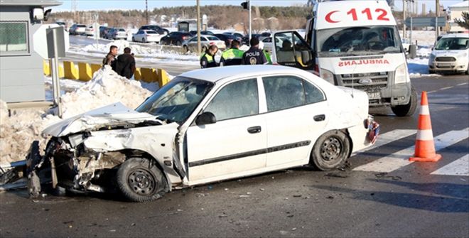 İKİ ARAÇ ÇARPIŞTI: 1 YARALI