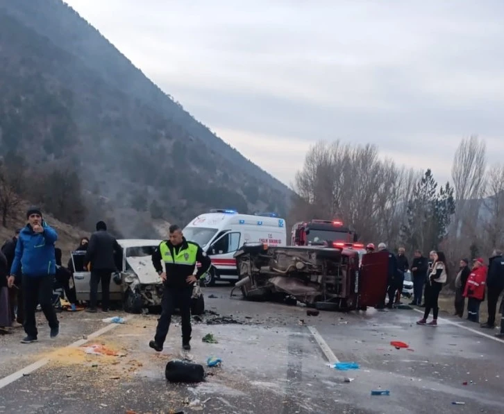 Otomobiller Çarpıştı: 3 Ölü, 3 Yaralı