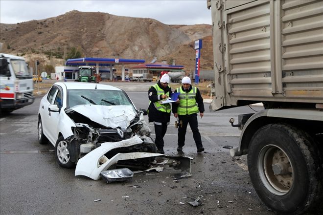 OTOMOBİLLE TIR ÇARPIŞTI: 5 YARALI