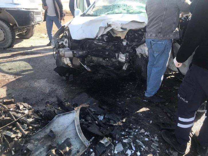 Sivas’ta Hafif Ticari Araçlar Çarpıştı: 1 Ölü, 1 Yaralı