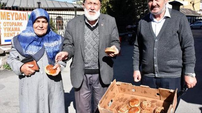 EŞİNİN SON İSTEĞİNİ KENDİNE VAZİFE EDİNDİ