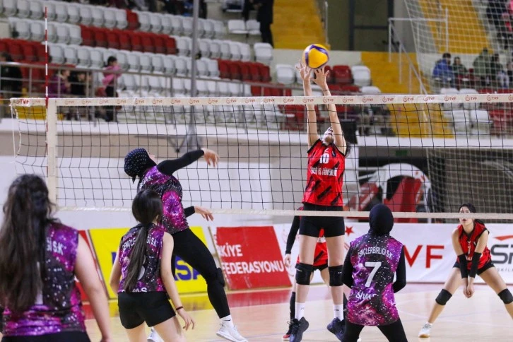 Sivas'ta Voleybol Turnuvası Sürüyor