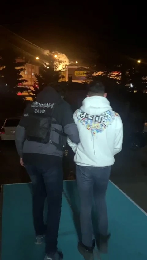 Sivas'ta Uyuşturucuyu Kağıt Mendile Emdirdi, Tutuklandı