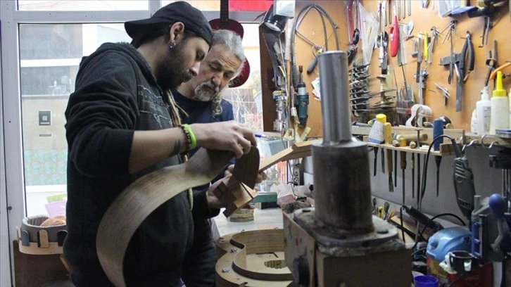 Baba Oğul Yaylı Çalgı Üretip Tamir Ediyor