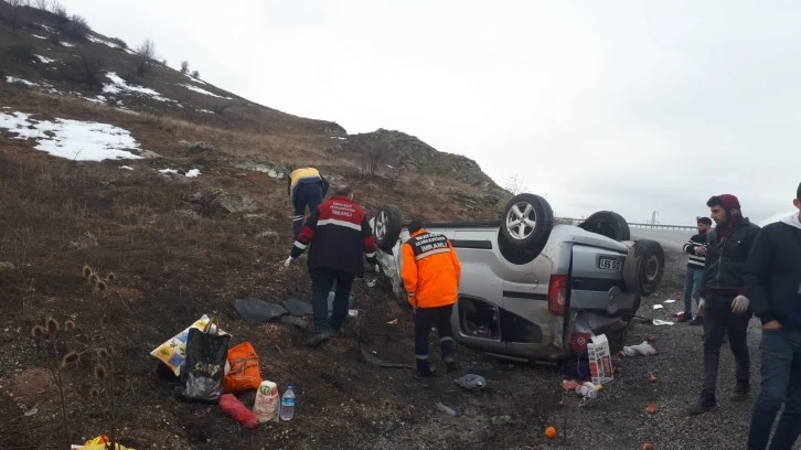 Sivas’ta Hafif Ticari Araç Devrildi: 5 Yaralı