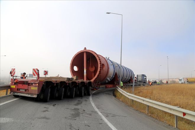 BARİYERLERDE SIKIŞAN TIR 3 SAATTE KURTARILDI