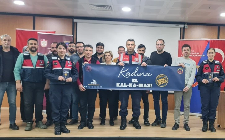Sivas'ta Jandarmadan Köy Okullarına Ziyaret