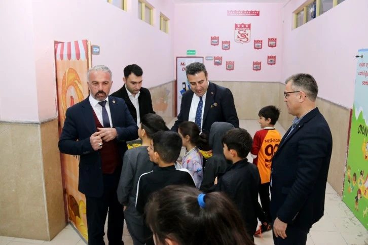 Çocukların Yüzünü Esnaf Güldürdü
