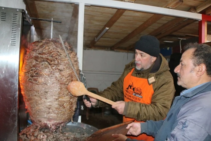 Sivas'ta Müezzinden Öğrencilere İkram