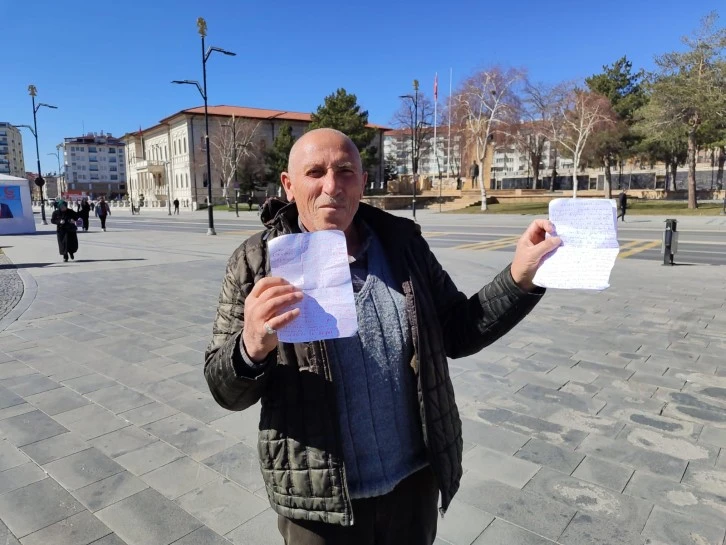 Ölen Annesine Yazdığı Şiiri Okudu, Herkes Onu Dinledi
