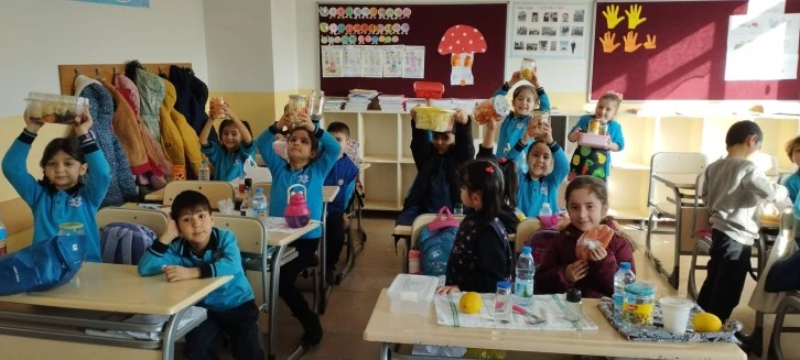Sivas'ta Öğrenciler Sınıfta Turşu Kurdu