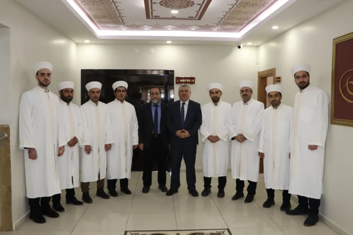 Din Görevlileri Sarık Ve Cübbe Giydi