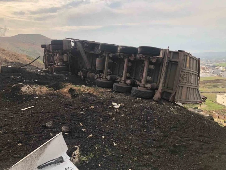 Devrilen Tırın Sürücüsü Yaralandı