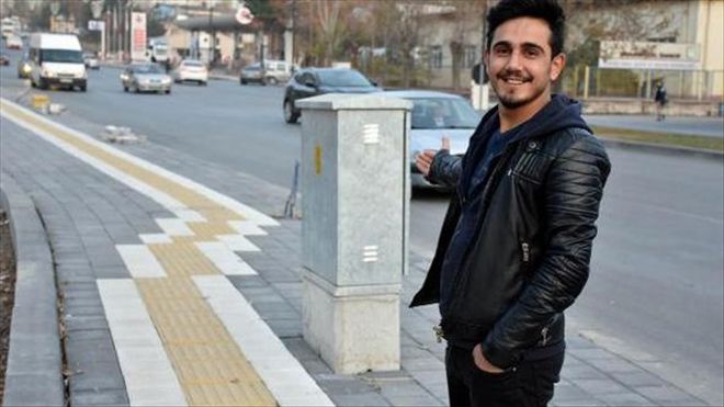 KALDIRIMDAKİ GÖRME ENGELLİ BANDI ŞAŞIRTTI