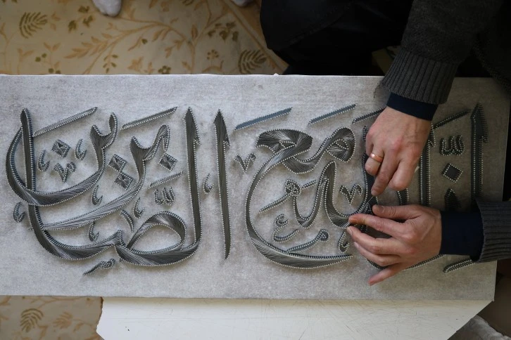 Çivileri Nakış Nakış İşliyor